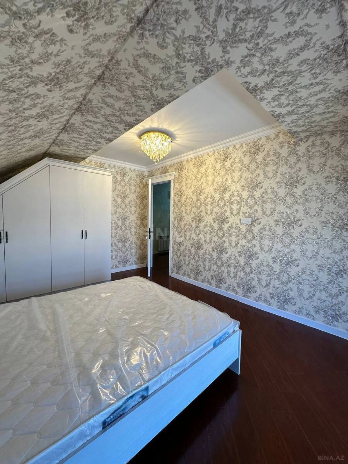 Satılır 4 otaqlı mənzil 130 m²