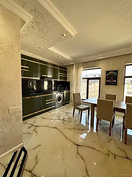 Satılır 4 otaqlı mənzil 130 m²