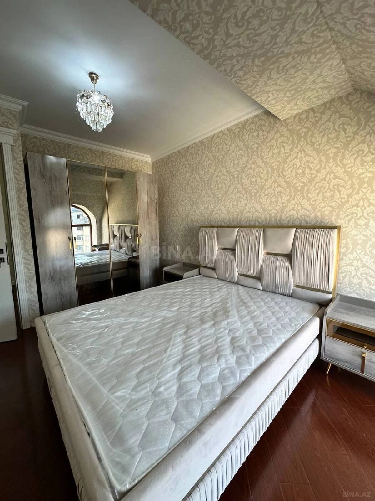 Satılır 4 otaqlı mənzil 130 m²