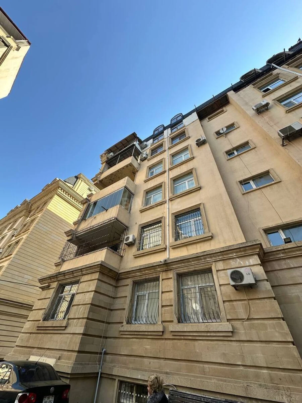 Satılır 4 otaqlı mənzil 130 m²