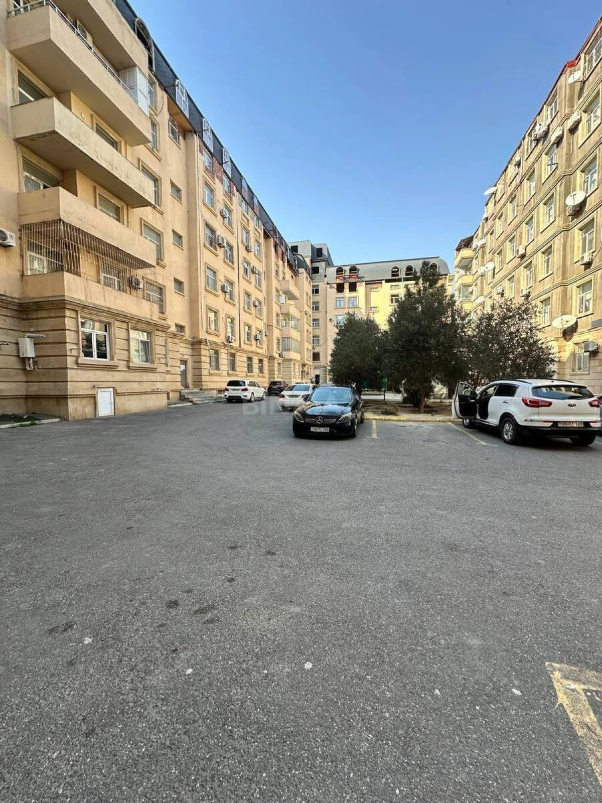 Satılır 4 otaqlı mənzil 130 m²