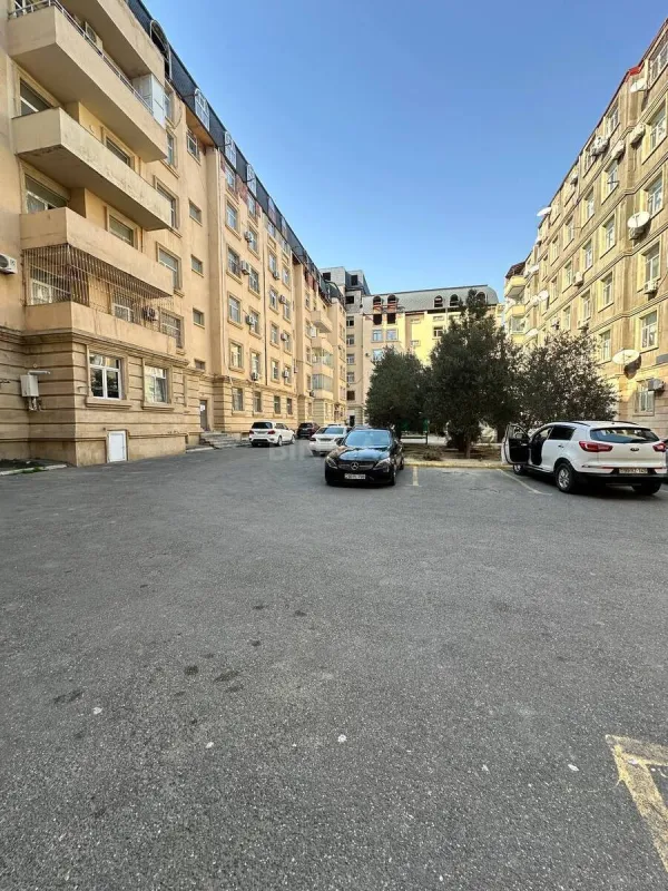 Satılır 4 otaqlı mənzil 130 m²