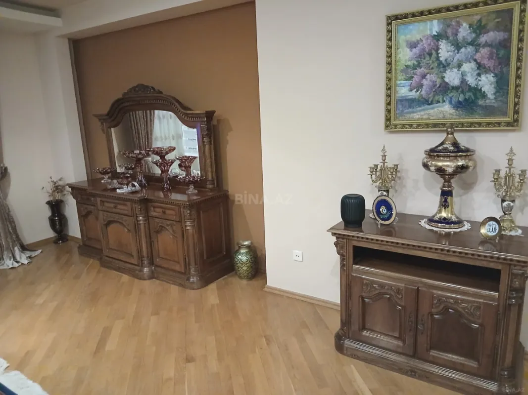 Satılır 4 otaqlı mənzil 220 m²