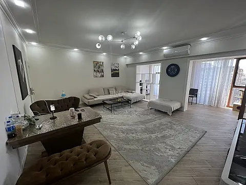Satılır 3 otaqlı mənzil 140 m²
