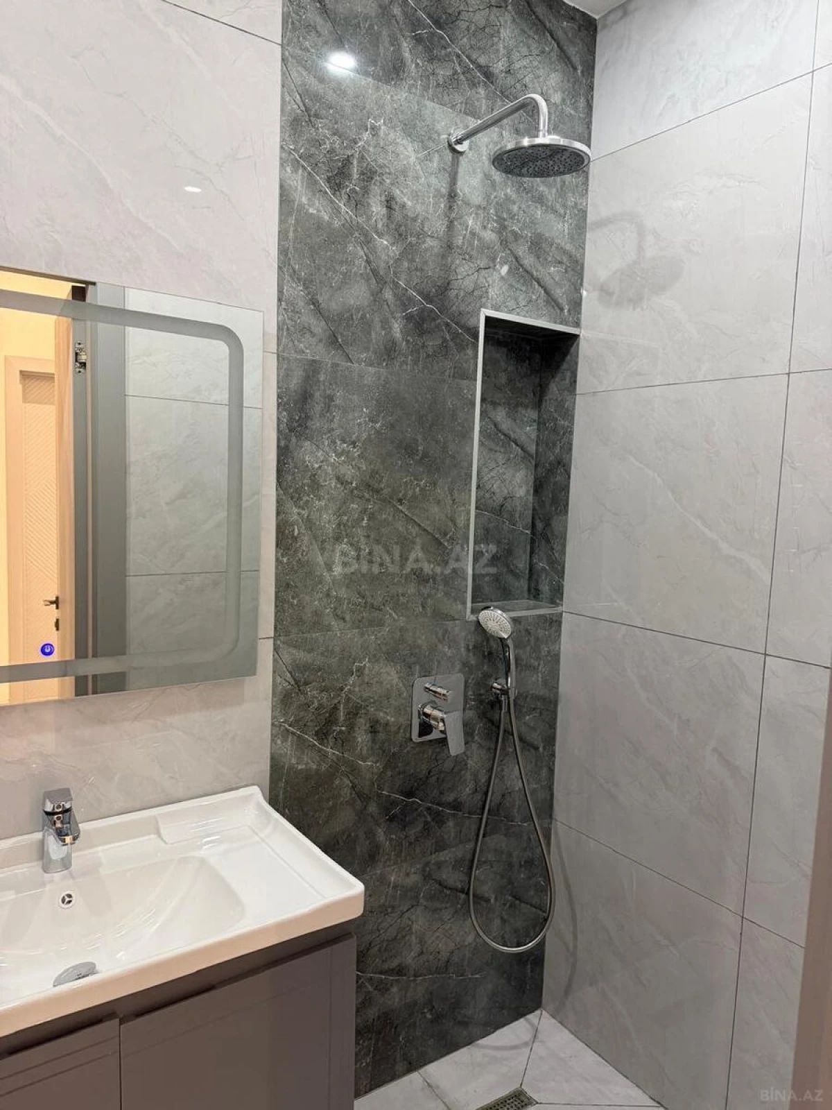 Kirayə verilir 2 otaqlı mənzil 95 m²