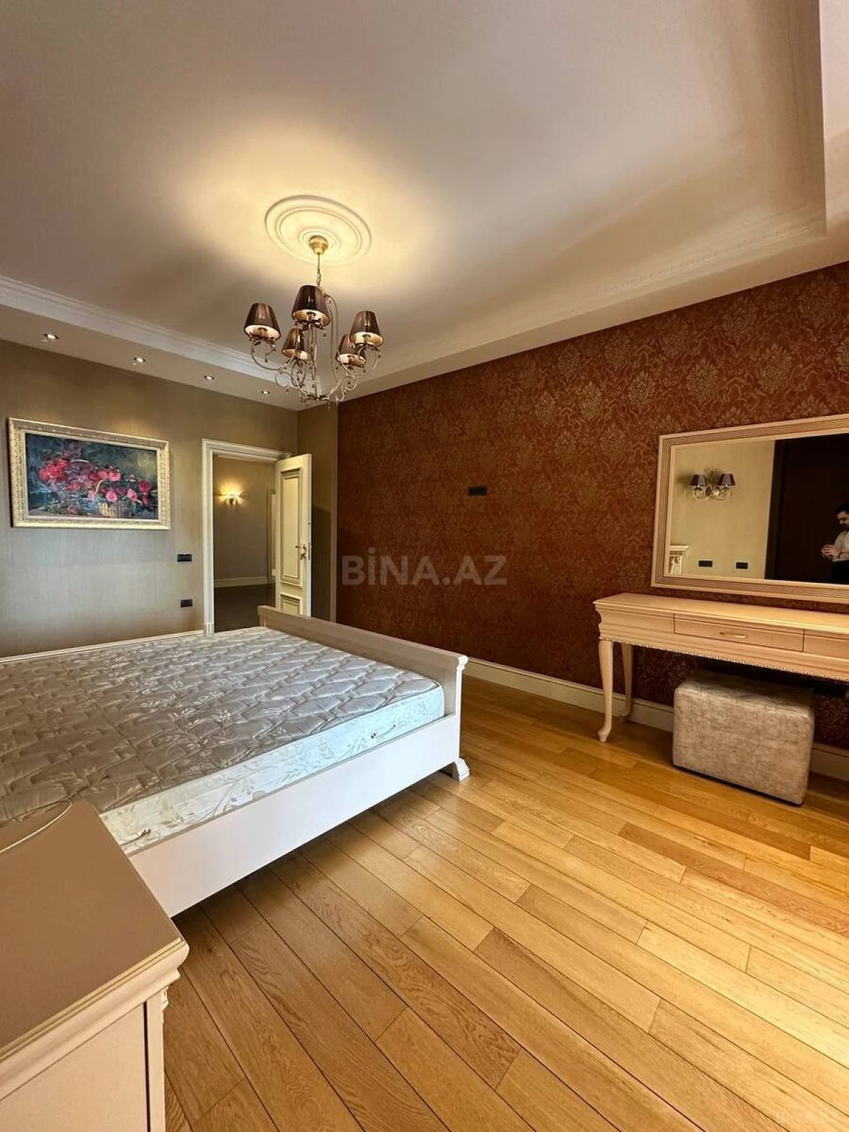 Satılır 4 otaqlı mənzil 200 m²