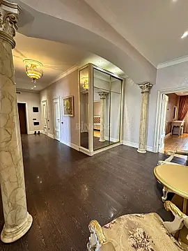 Satılır 4 otaqlı mənzil 200 m²