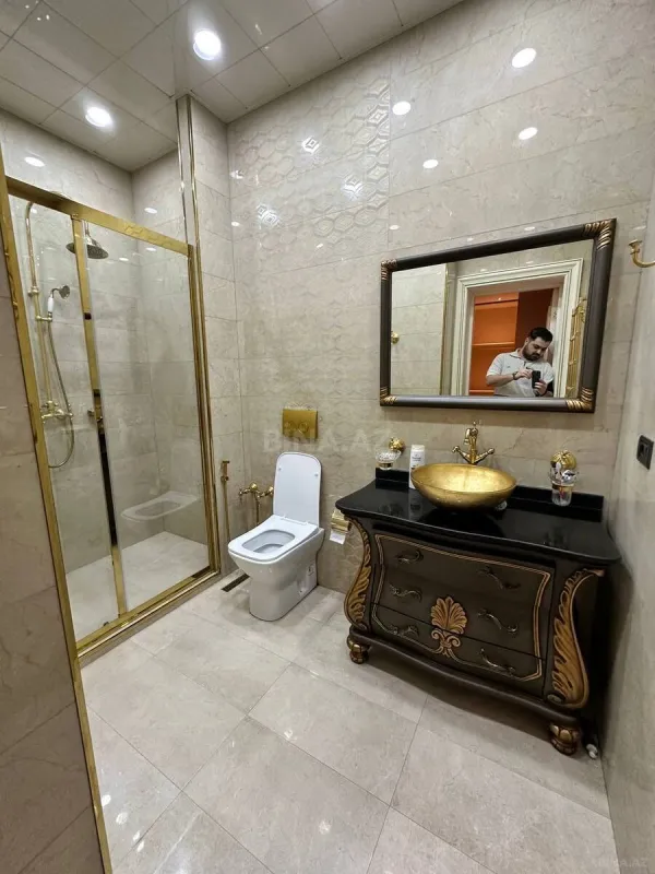 Satılır 4 otaqlı mənzil 200 m²