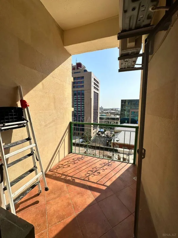 Satılır 4 otaqlı mənzil 200 m²