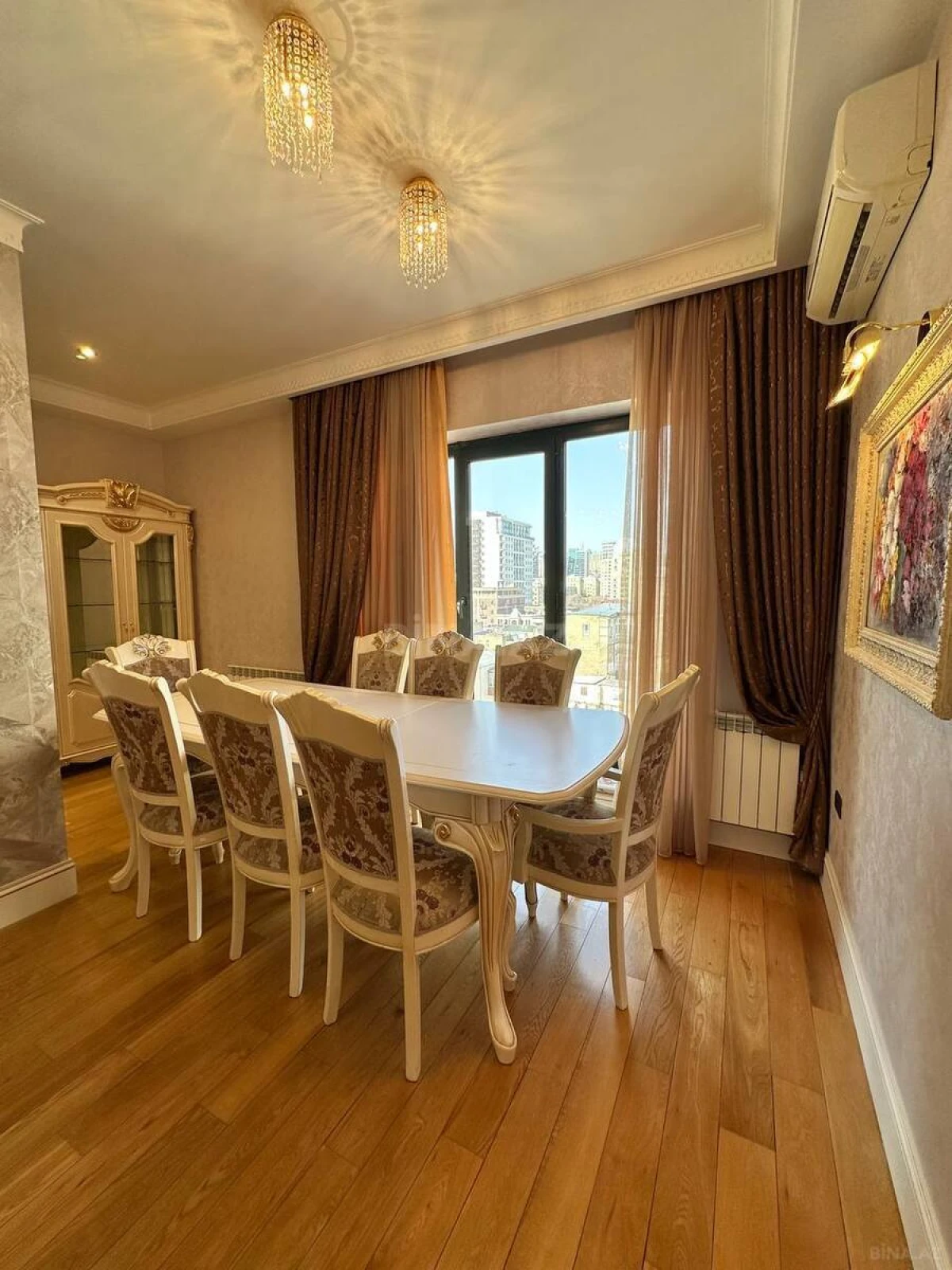 Satılır 4 otaqlı mənzil 200 m²