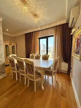 Satılır 4 otaqlı mənzil 200 m²