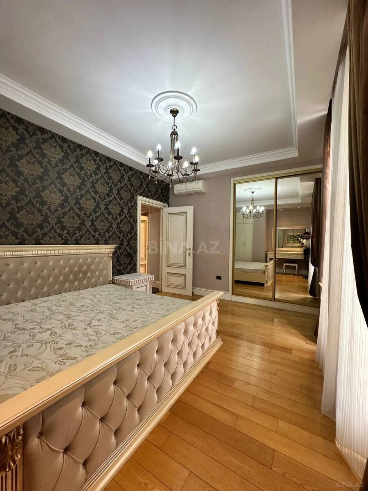 Satılır 4 otaqlı mənzil 200 m²