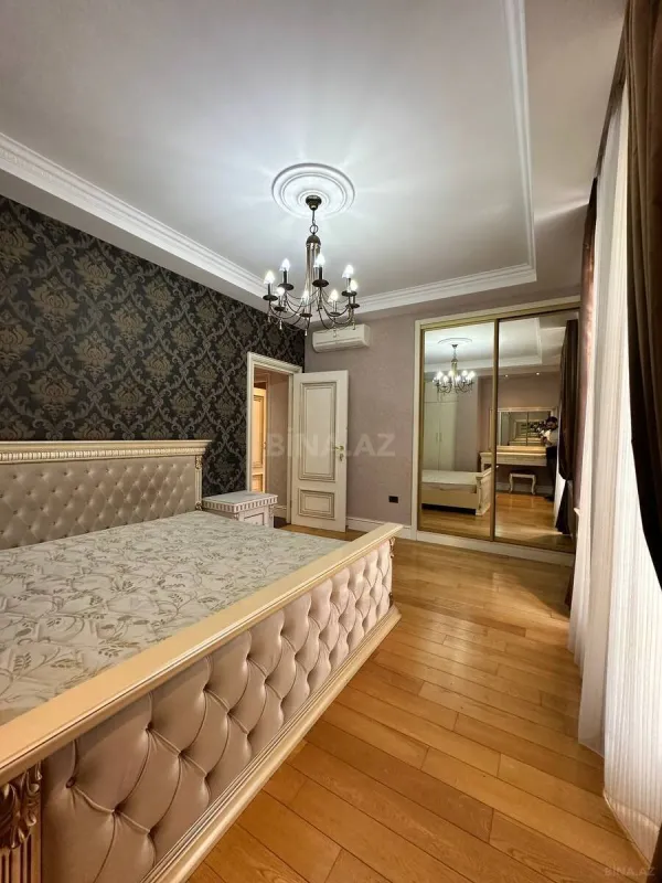 Satılır 4 otaqlı mənzil 200 m²