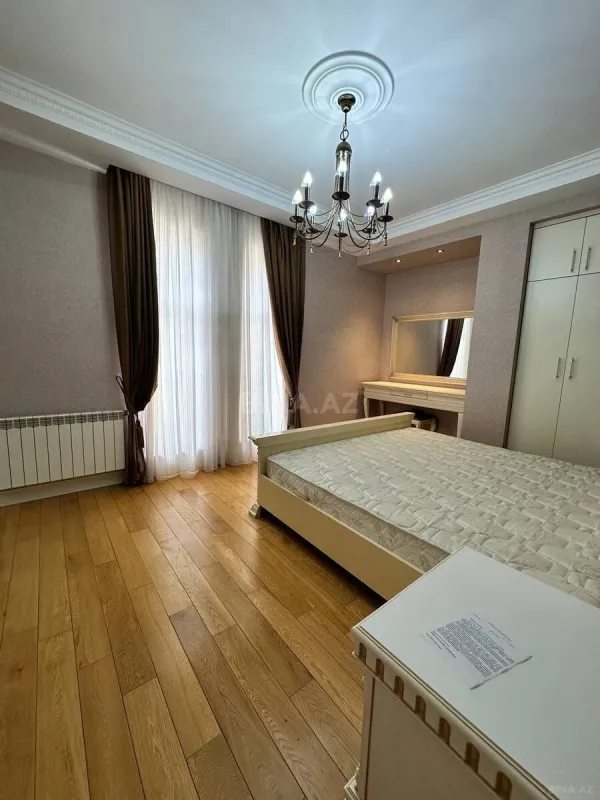 Satılır 4 otaqlı mənzil 200 m²