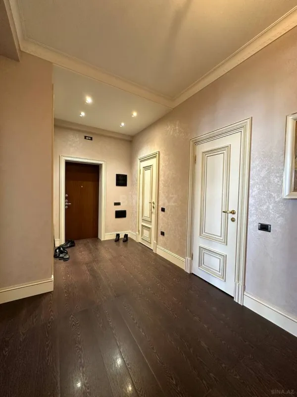 Satılır 4 otaqlı mənzil 200 m²