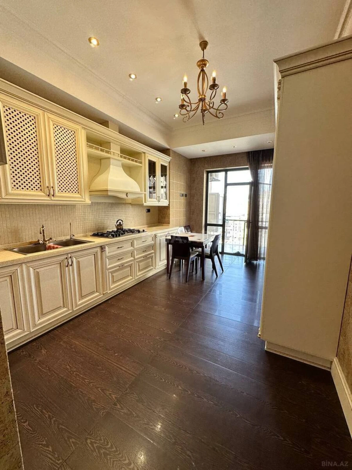 Satılır 4 otaqlı mənzil 200 m²