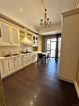 Satılır 4 otaqlı mənzil 200 m²