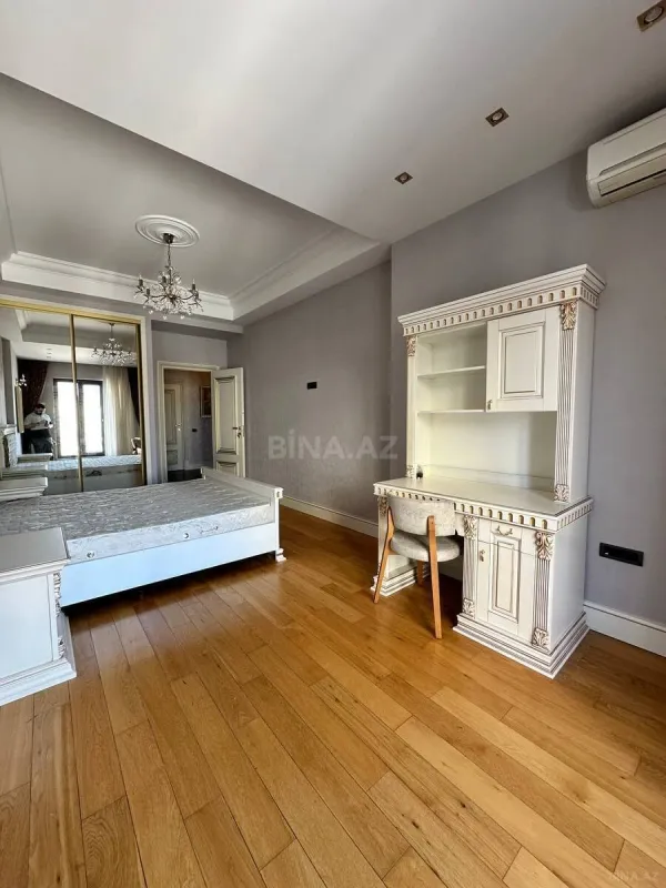 Satılır 4 otaqlı mənzil 200 m²
