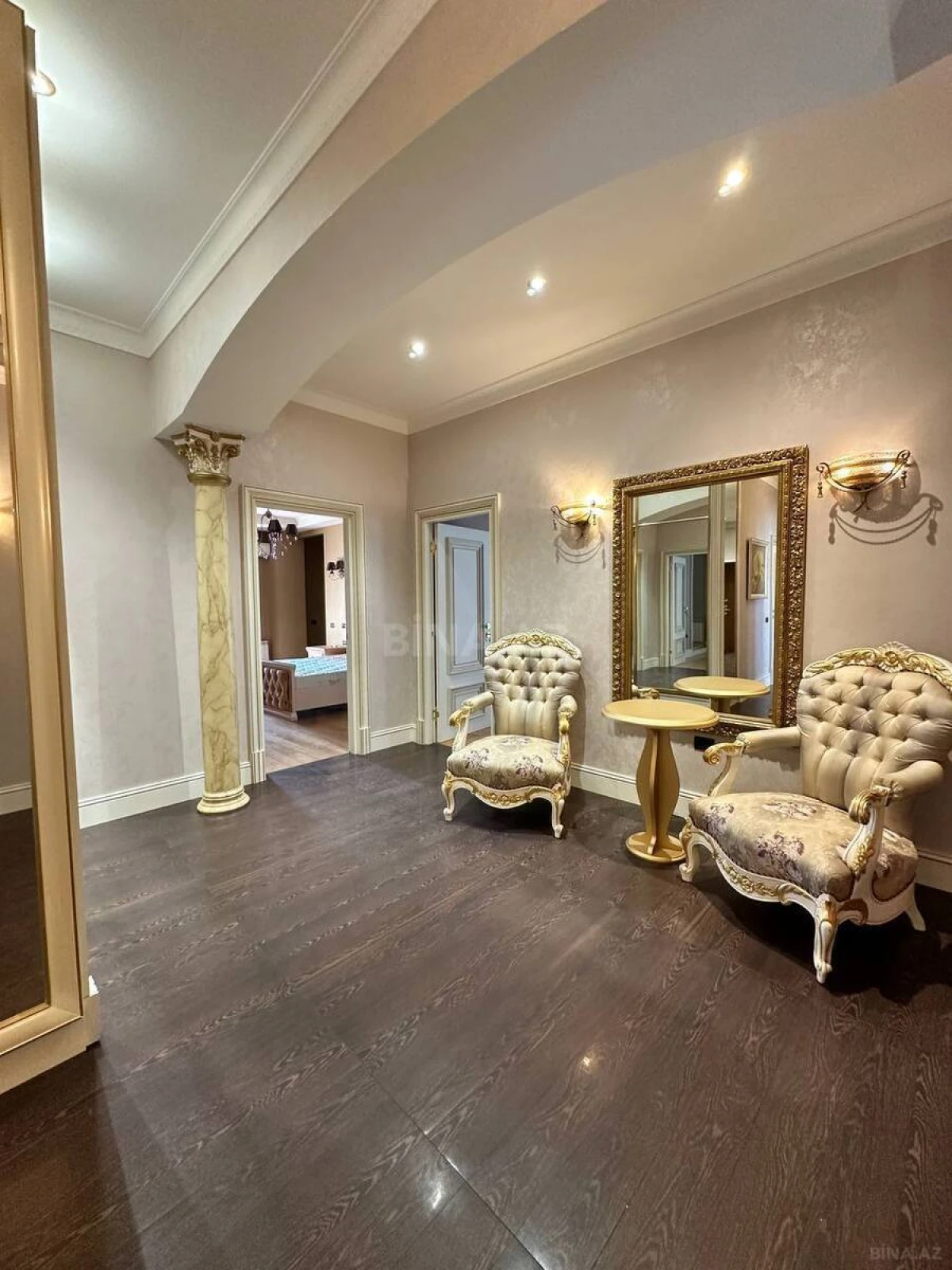 Satılır 4 otaqlı mənzil 200 m²