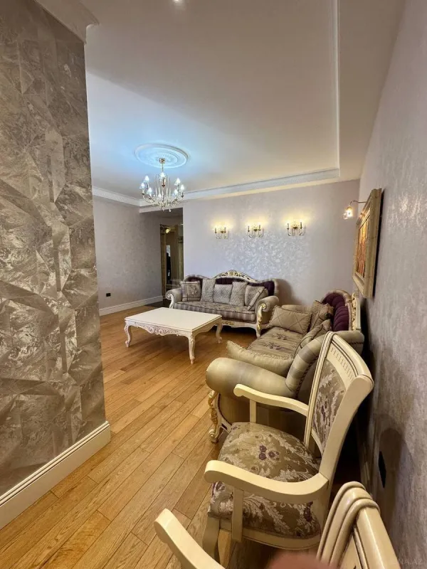 Satılır 4 otaqlı mənzil 200 m²