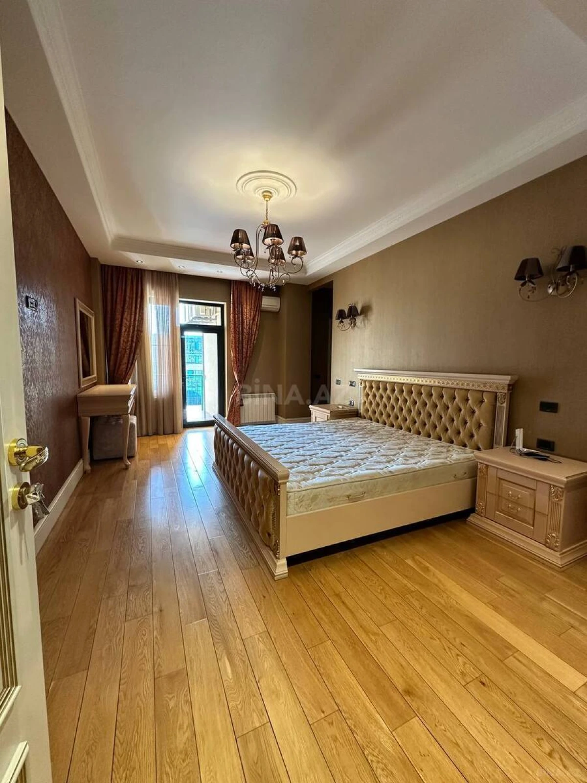 Satılır 4 otaqlı mənzil 200 m²