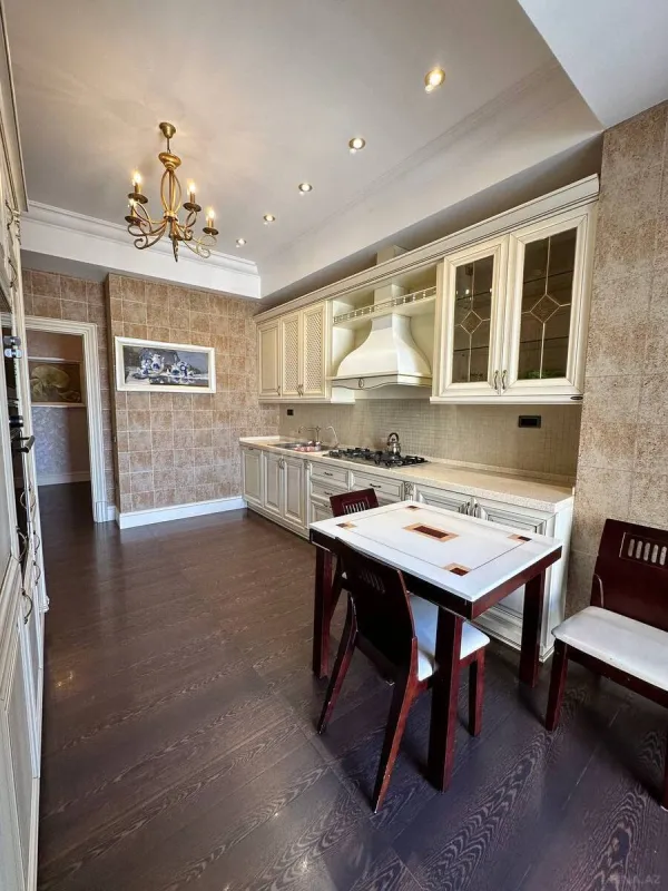 Satılır 4 otaqlı mənzil 200 m²