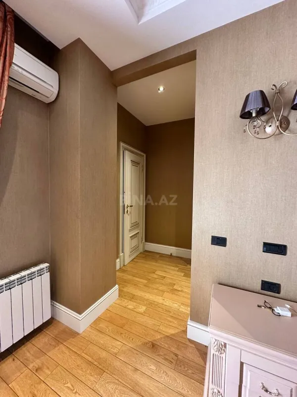 Satılır 4 otaqlı mənzil 200 m²
