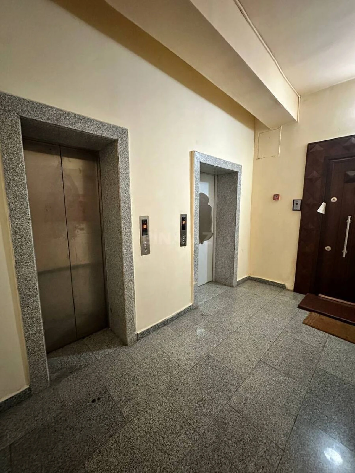 Satılır 4 otaqlı mənzil 200 m²