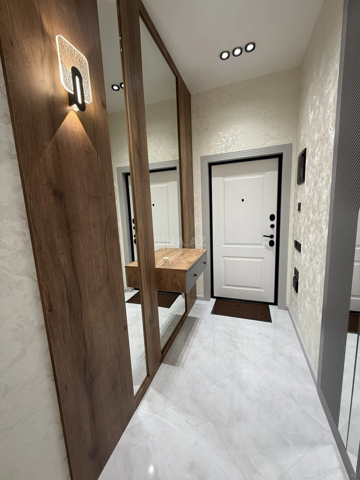 Satılır 2 otaqlı mənzil 83 m²