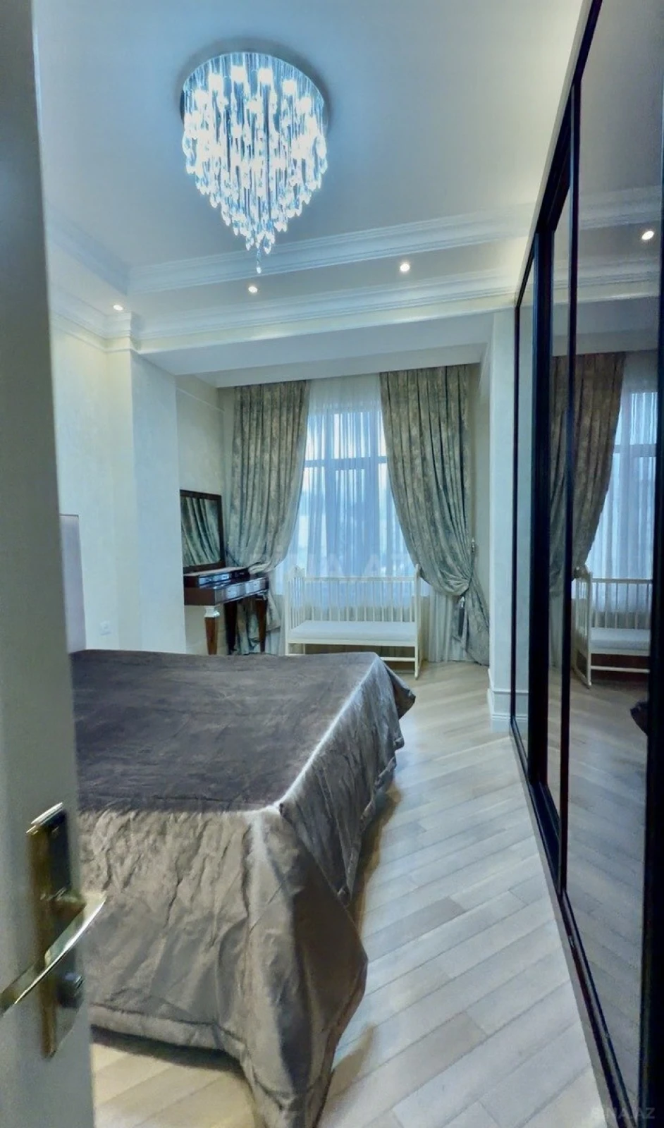 Satılır 2 otaqlı mənzil 110 m²