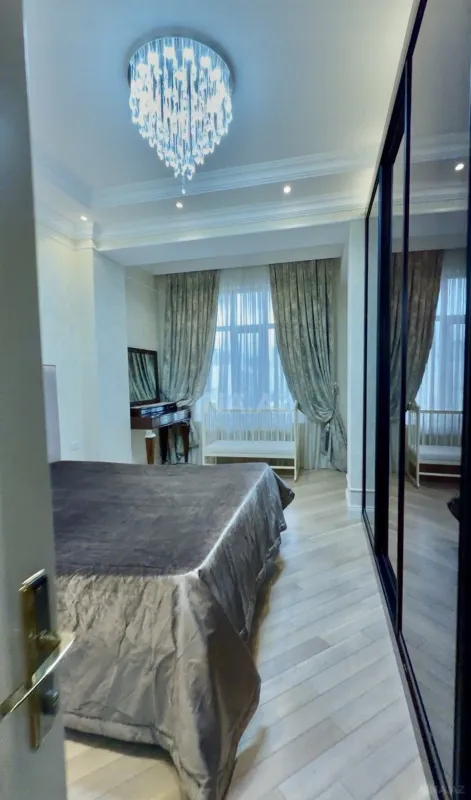 Satılır 2 otaqlı mənzil 110 m²