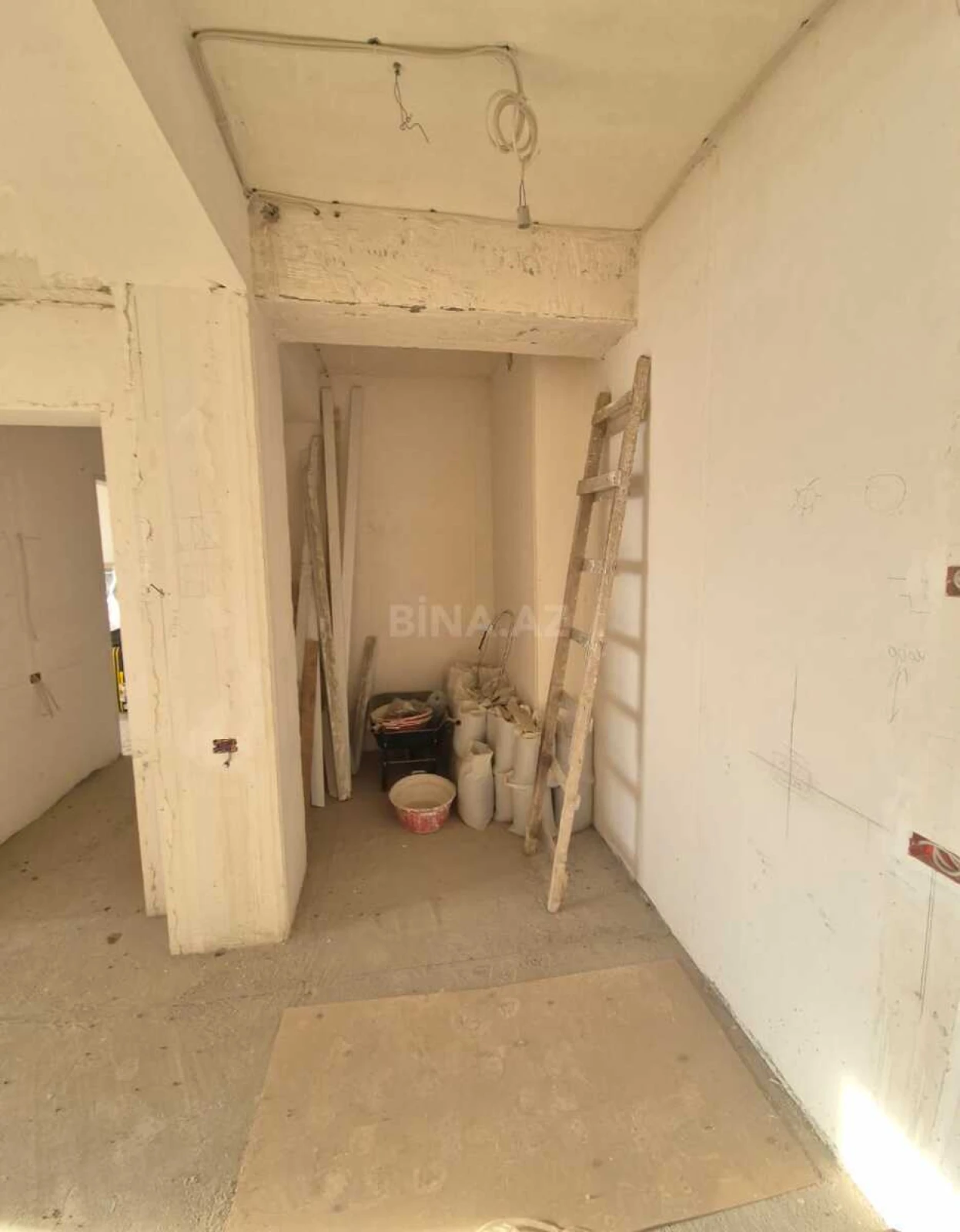 Satılır 4 otaqlı mənzil 107 m²