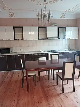 Satılır 8 otaqlı həyət evi 350 m²