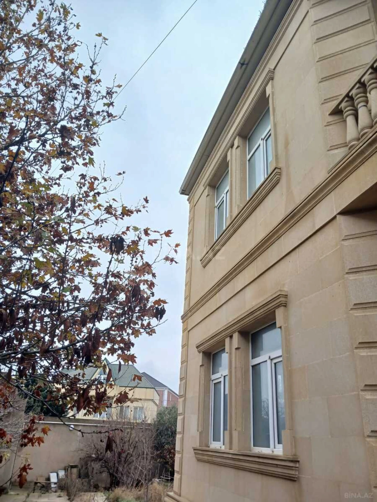 Satılır 8 otaqlı həyət evi 350 m²