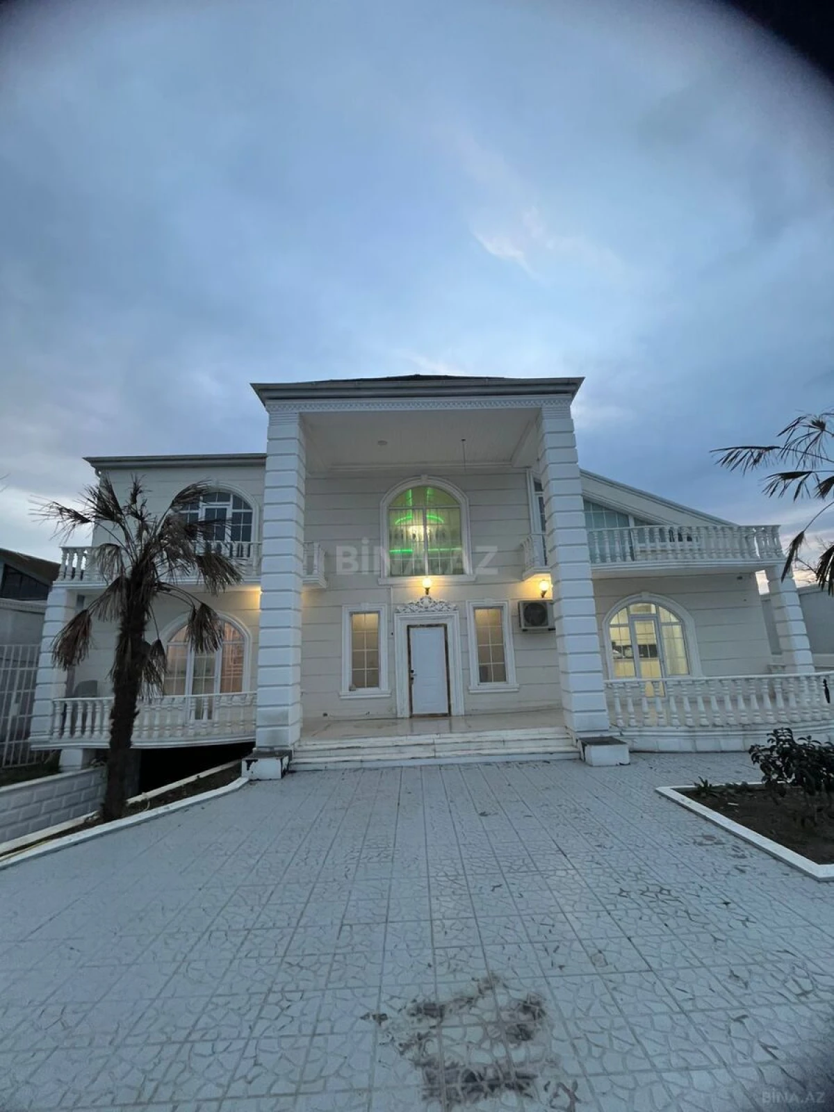 Satılır 6 otaqlı həyət evi 340 m²