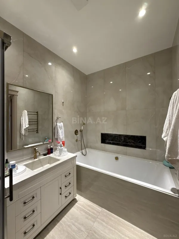 Satılır 7 otaqlı mənzil 285 m²