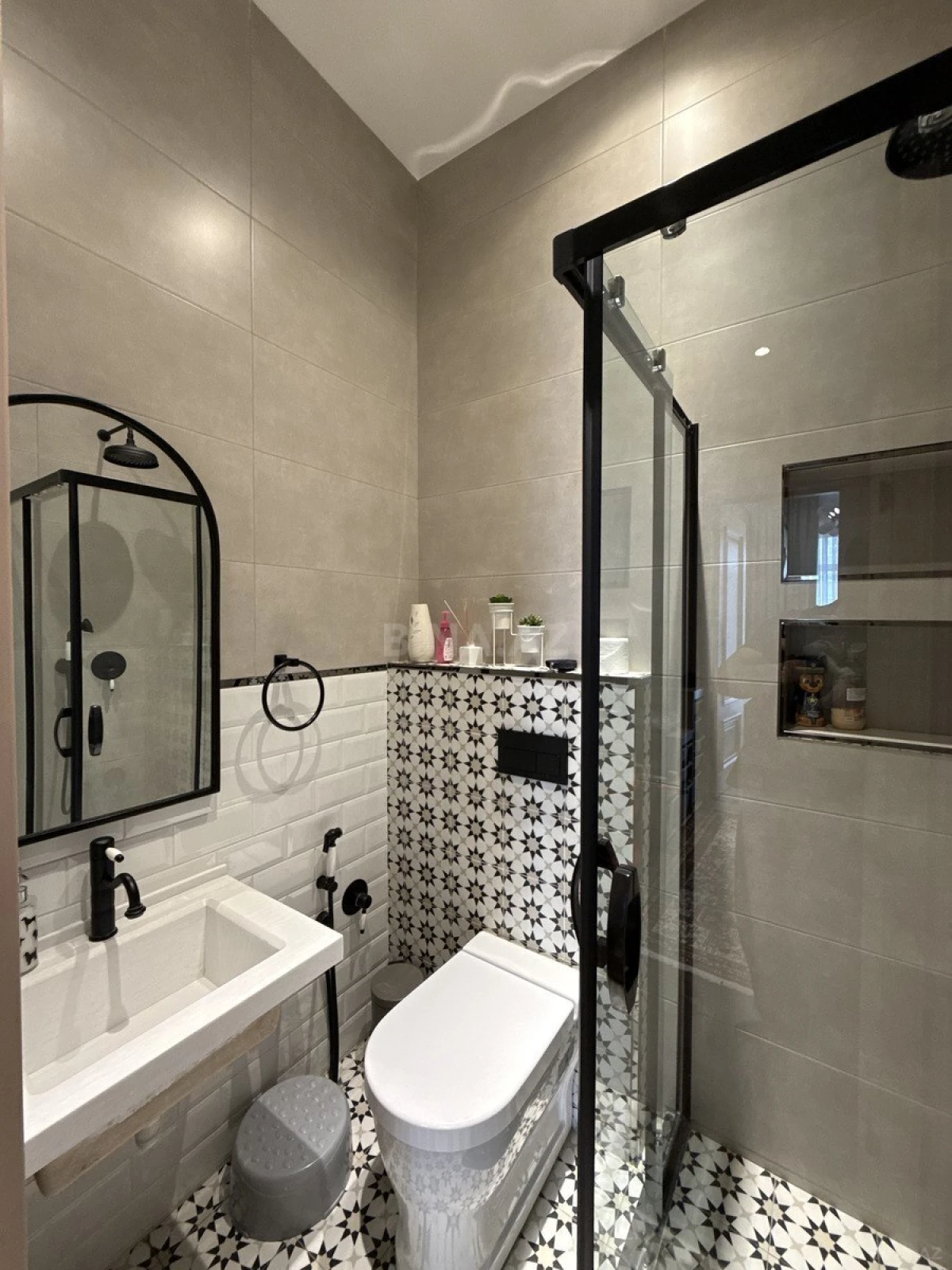 Satılır 7 otaqlı mənzil 285 m²