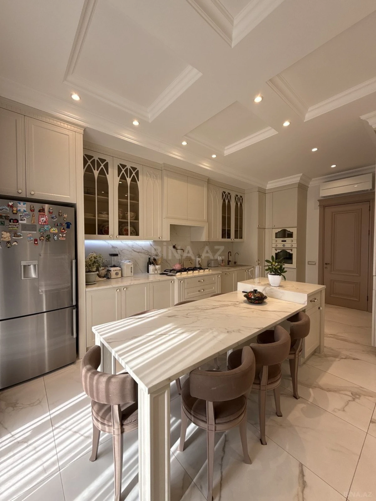 Satılır 7 otaqlı mənzil 285 m²