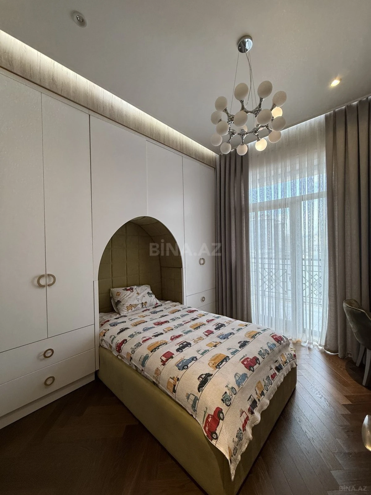Satılır 7 otaqlı mənzil 285 m²
