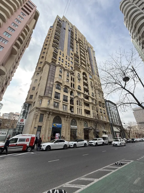 Satılır 7 otaqlı mənzil 285 m²