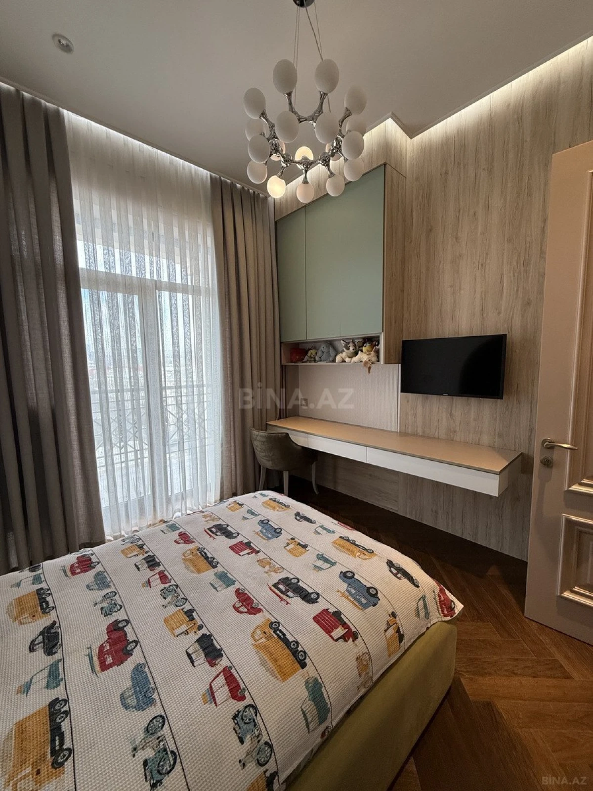 Satılır 7 otaqlı mənzil 285 m²