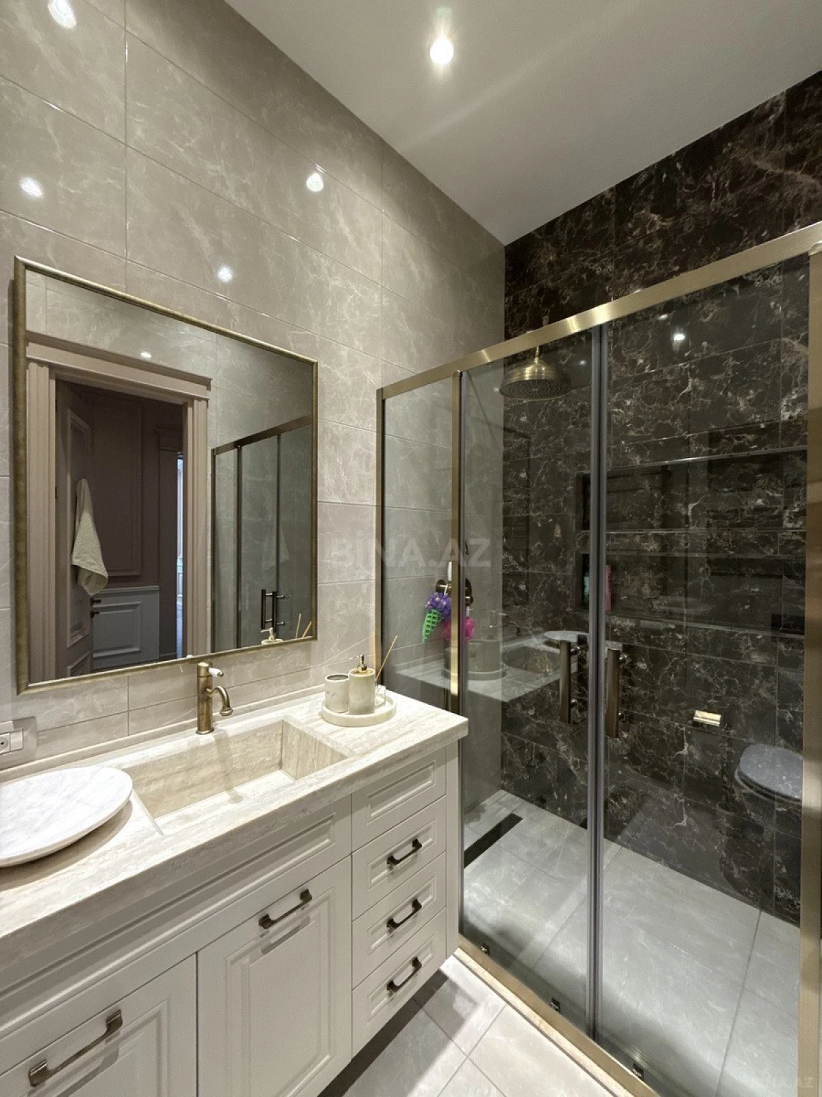 Satılır 7 otaqlı mənzil 285 m²