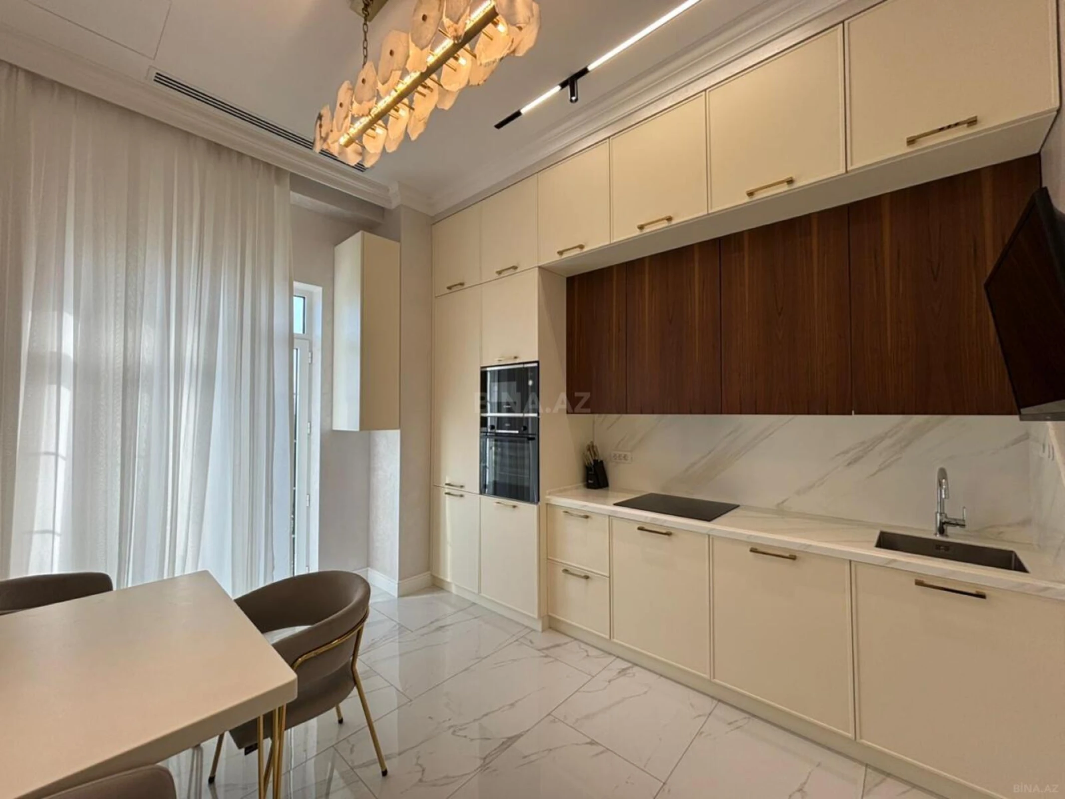Kirayə verilir 4 otaqlı mənzil 155 m²