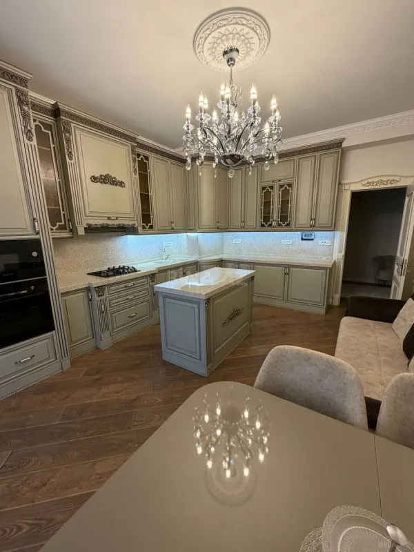 Satılır 4 otaqlı mənzil 161 m²