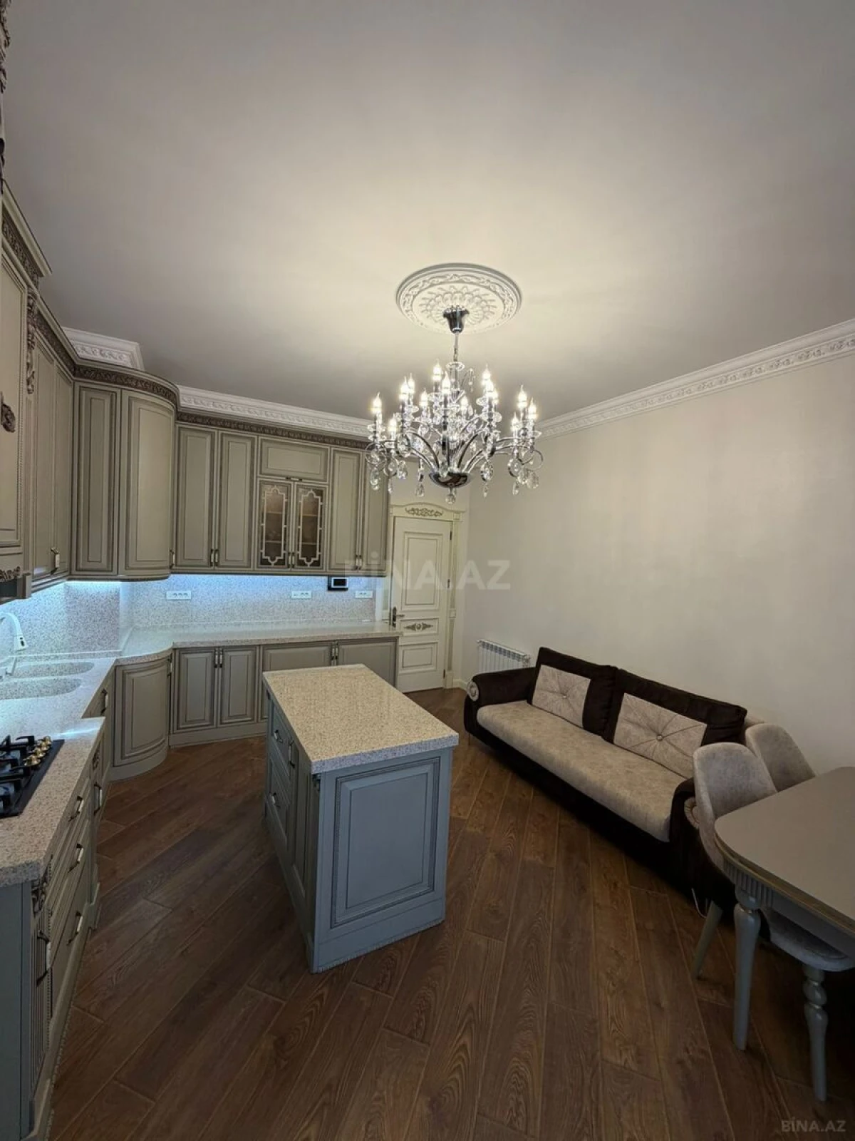 Satılır 4 otaqlı mənzil 161 m²