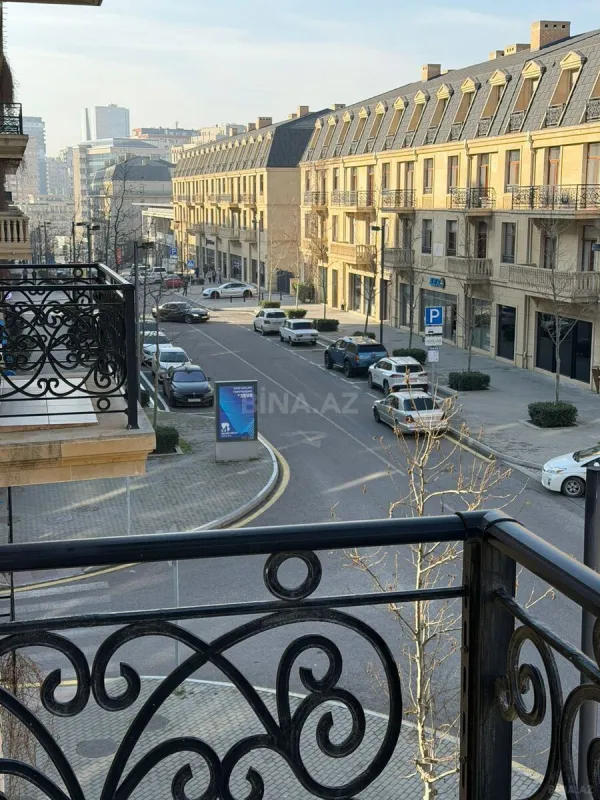 Satılır 4 otaqlı mənzil 161 m²