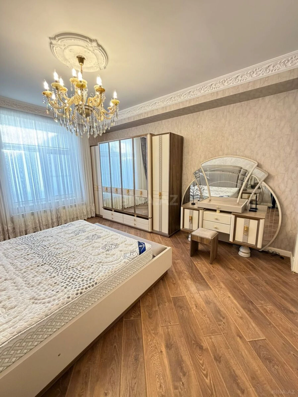 Satılır 4 otaqlı mənzil 161 m²