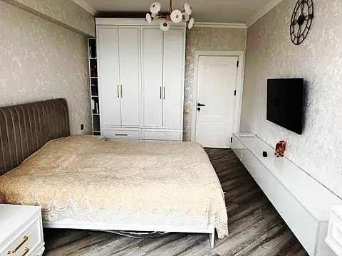 Satılır 4 otaqlı mənzil 145 m²