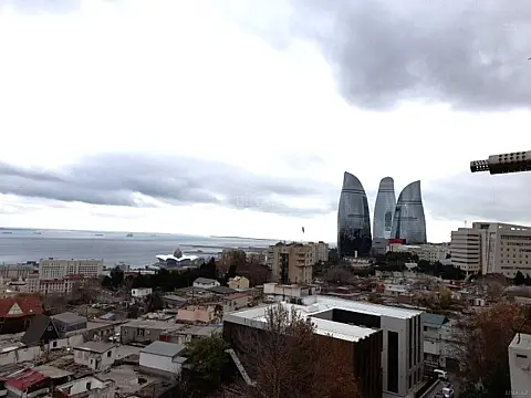 Satılır 4 otaqlı mənzil 145 m² — Bakı 4 otaq 145.00 m²