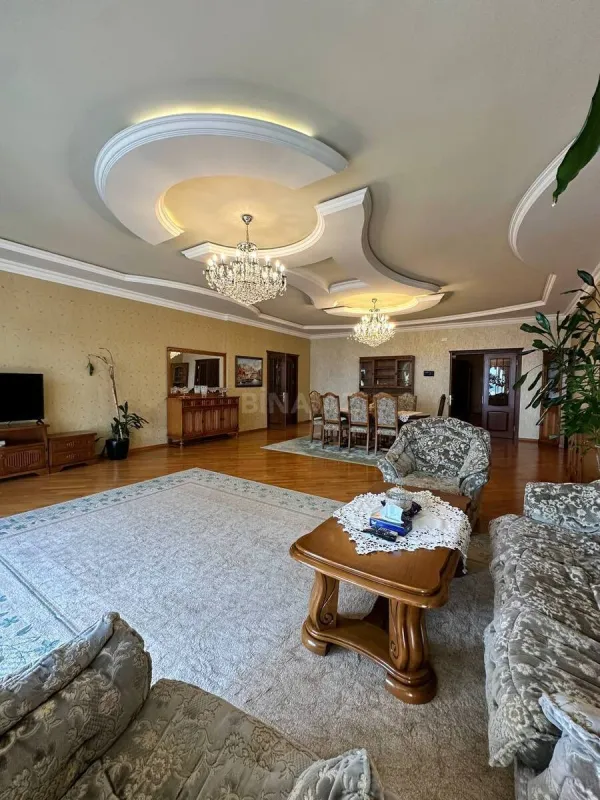 Satılır 3 otaqlı mənzil 200 m²